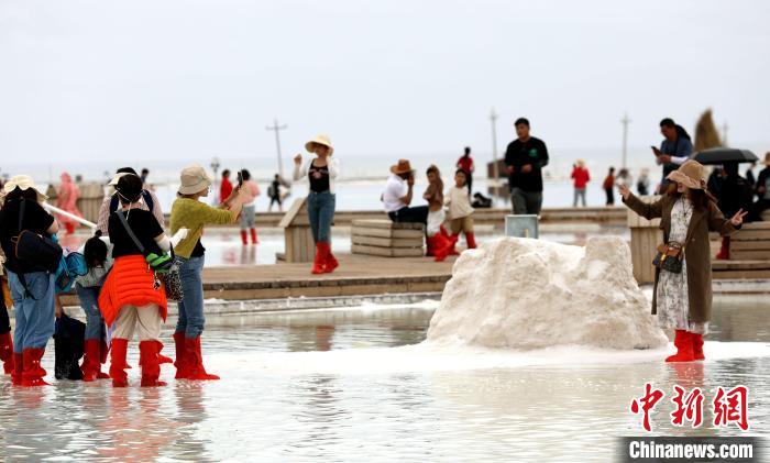 圖為游客在茶卡鹽湖拍照?！⊙Φ?攝