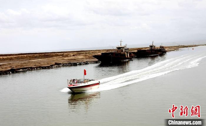 圖為茶卡鹽湖?！⊙Φ?攝