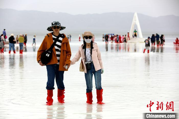 圖為游客在茶卡鹽湖之中?！⊙Φ?攝