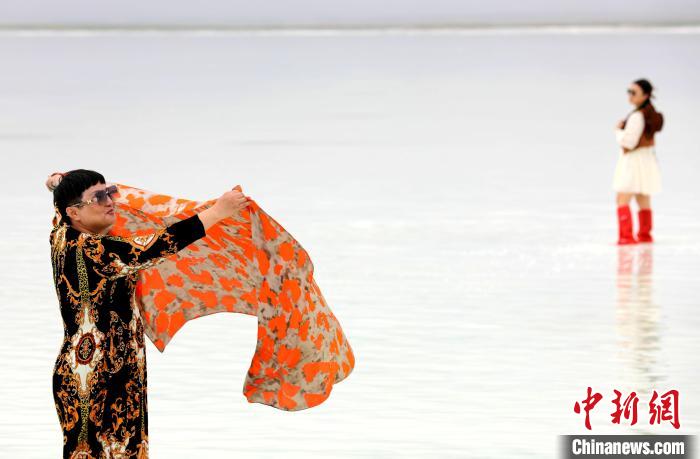 圖為游客在茶卡鹽湖拍照?！⊙Φ?攝