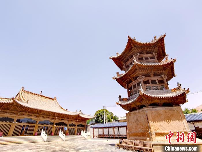 圖為阿河灘清真寺局部?！?zhí)砀?攝