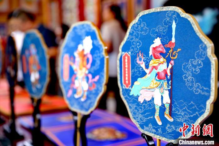 圖為唐卡延伸產(chǎn)品?！⊙Φ?攝
