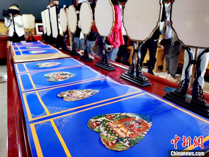 圖為唐卡延伸產(chǎn)品?！?zhí)砀?攝
