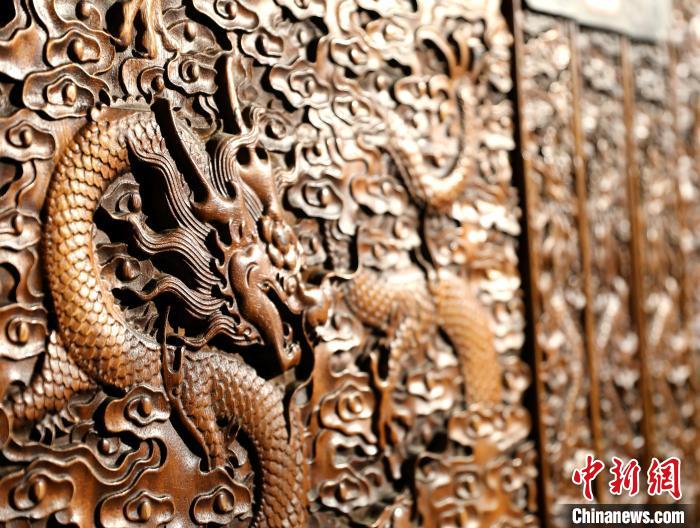 圖為青海永錄民俗博物館內(nèi)珍藏的中式家具細節(jié)展示?！⊙Φ?攝