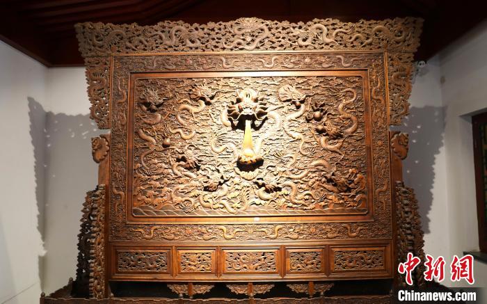 圖為青海永錄民俗博物館內(nèi)珍藏的中式家具。　薛蒂 攝