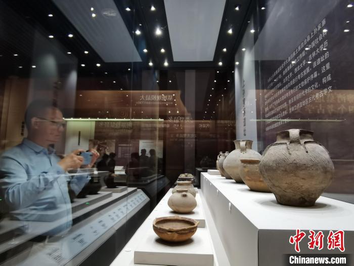 圖為河湟文化博物館展陳的陶器。　張?zhí)砀?攝