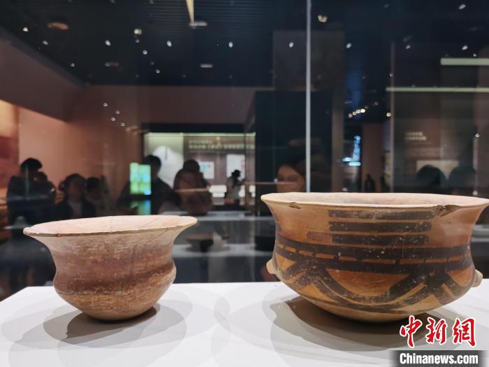 圖為河湟文化博物館展陳的陶器。　張?zhí)砀?攝