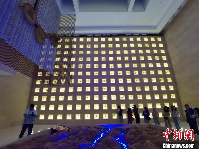 圖為河湟文化博物館序廳的左右彩陶墻放置的374件彩陶?！?zhí)砀?攝