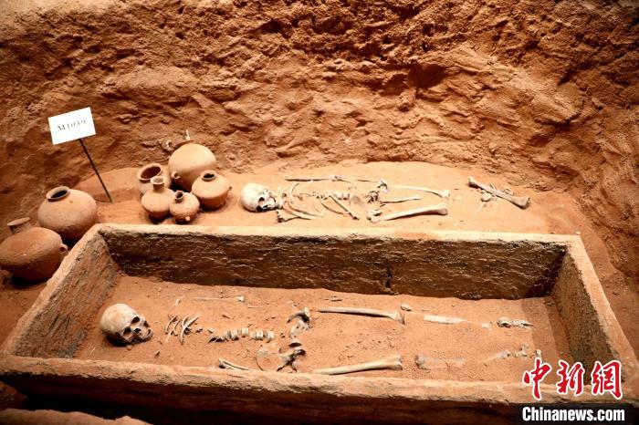 圖為河湟文化博物館復(fù)制展陳的墓葬及其彩陶陪葬品。　薛蒂 攝