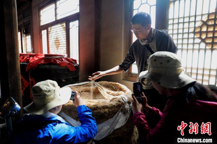 圖為青稞酒文化展示?！⊙Φ?攝