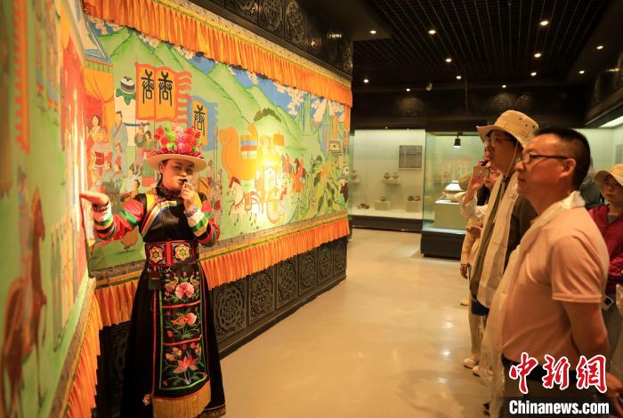 圖為媒體記者了解土族文化。　薛蒂 攝