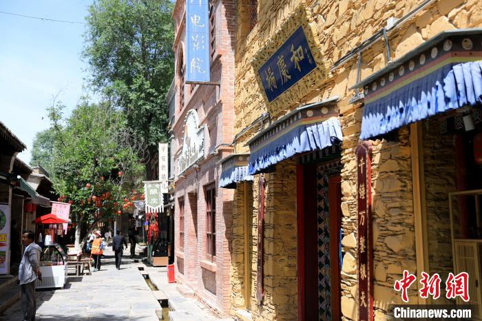 圖為平安驛·河湟民俗文化體驗地的門店?！⊙Φ?攝