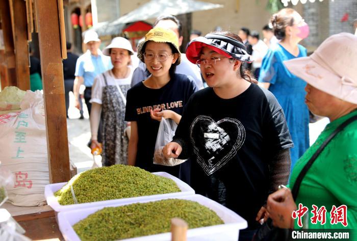 圖為民眾購買青海特色小吃。　薛蒂 攝