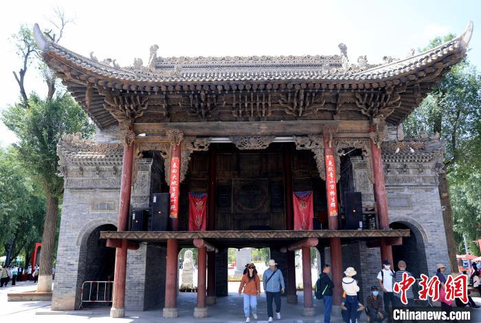 圖為平安驛·河湟民俗文化體驗地的戲樓。　薛蒂 攝