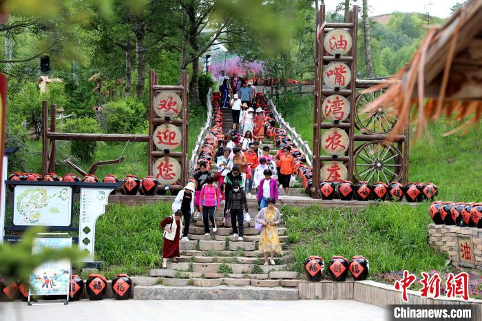 圖為油嘴灣生態(tài)文化景區(qū)的游客?！⊙Φ?攝