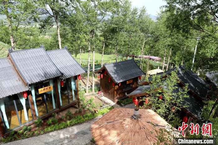 圖為景區(qū)內(nèi)依山而建的民宿?！⊙Φ?攝