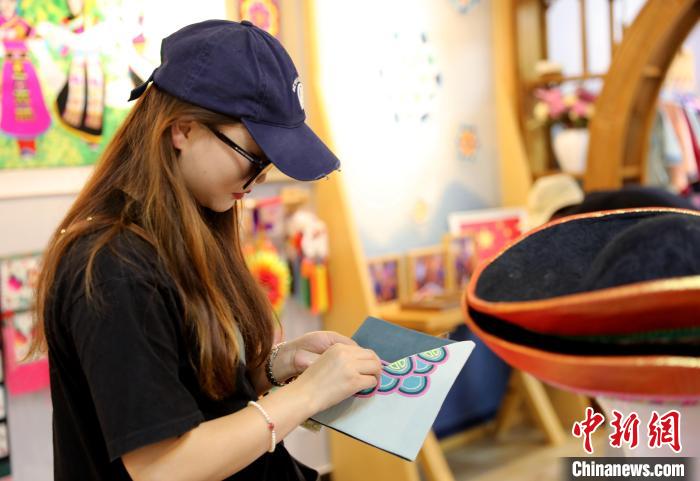 圖為民眾體驗(yàn)國家級(jí)非遺項(xiàng)目盤繡技藝。　薛蒂 攝