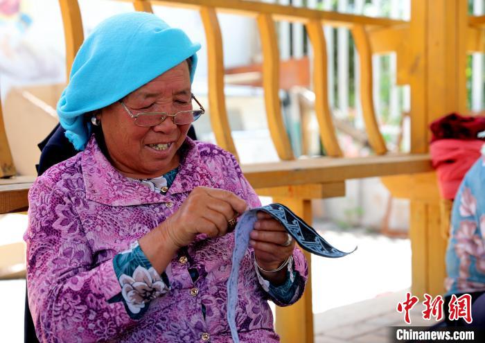 圖為繡娘在土族盤繡園內(nèi)制作盤繡?！⊙Φ?攝