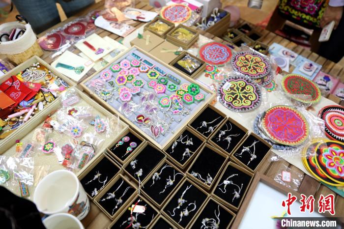 圖為盤繡作品?！⊙Φ?攝