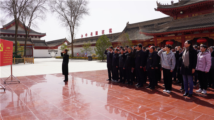 4月6日，為傳承弘揚(yáng)革命英烈精神，教育引導(dǎo)紀(jì)檢監(jiān)察干部筑牢信仰之基、補(bǔ)足精神之鈣、把穩(wěn)思想之舵，永葆忠誠(chéng)干凈擔(dān)當(dāng)?shù)恼伪旧?。市紀(jì)委監(jiān)委組織紀(jì)檢監(jiān)察干部赴靜寧縣界石鋪紅軍長(zhǎng)征紀(jì)念館和莊浪縣梯田紀(jì)念館開(kāi)展廉政教育和革命傳統(tǒng)教育。.jpg