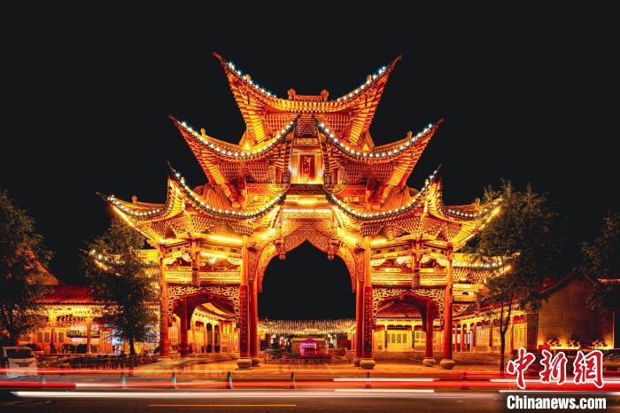 夜幕下的臨夏縣河州苑。夏雨 攝