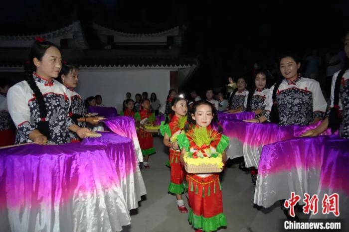 甘肅省西和縣姜席鎮(zhèn)晚霞湖畔，當(dāng)?shù)孛耖g舉行盛大的乞巧儀式。魏朵朵 攝