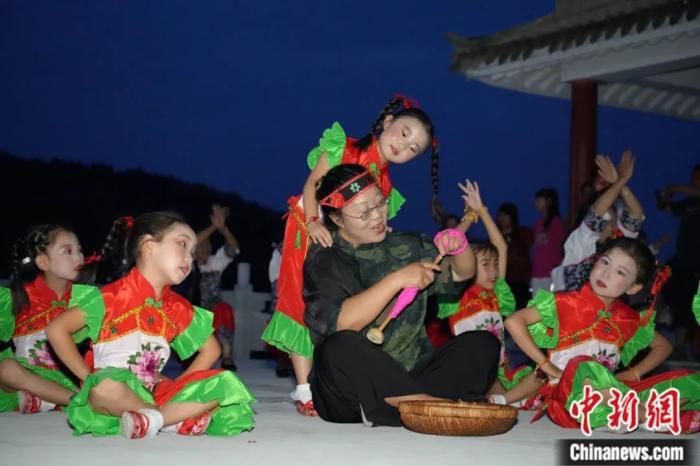 甘肅省西和縣小朋友們迎接“巧娘娘”。魏朵朵 攝