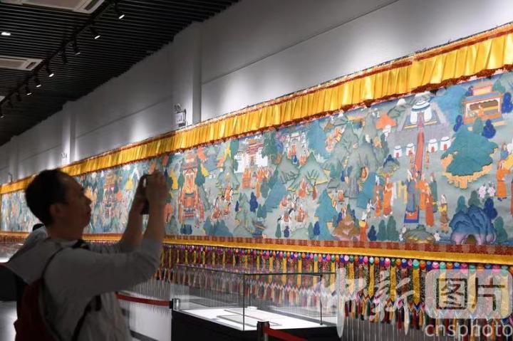 圖為觀眾觀看唐卡《涼州會盟》。 中新社記者 戴文昌 攝