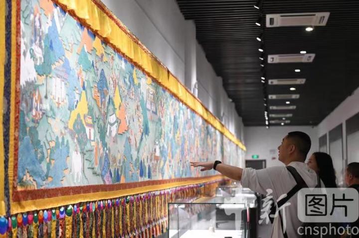 圖為觀眾參觀唐卡《涼州會盟》。 中新社記者 戴文昌 攝