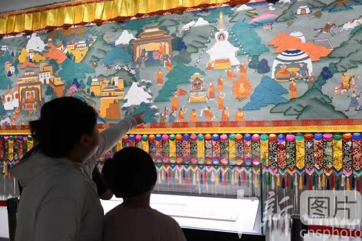 圖為觀眾觀看唐卡《涼州會盟》。 中新社記者 戴文昌 攝