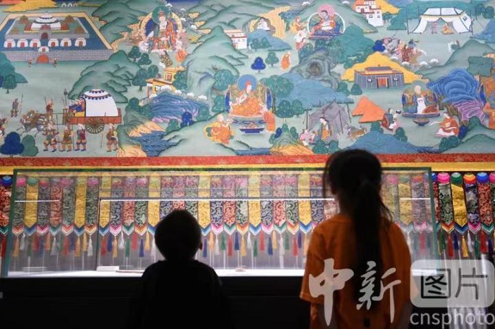 圖為觀眾參觀唐卡《涼州會盟》。 中新社記者 戴文昌 攝
