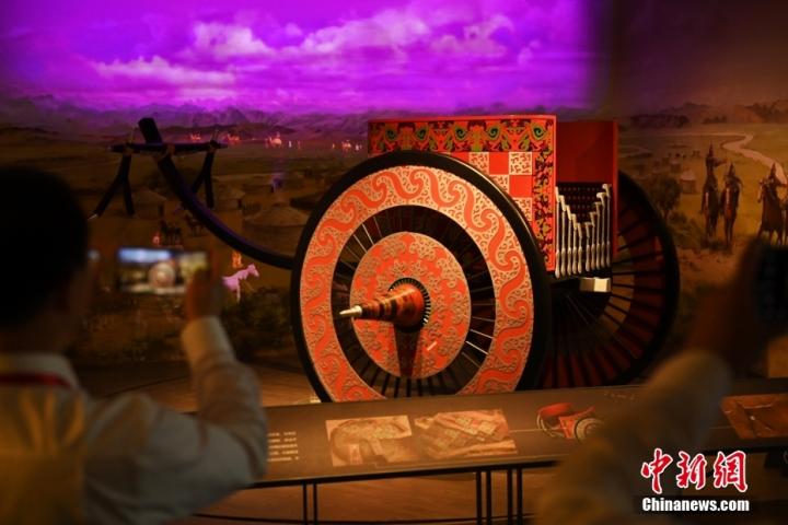 8月16日，甘肅省天水市張家川回族自治縣馬家塬車輿博物館內(nèi)，游客拍攝等比例的戰(zhàn)國(guó)西戎車輿復(fù)制品。