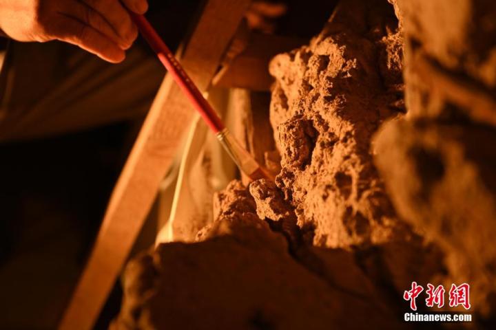 8月25日，文物修復(fù)師牟常有進(jìn)行文物修復(fù)工作。