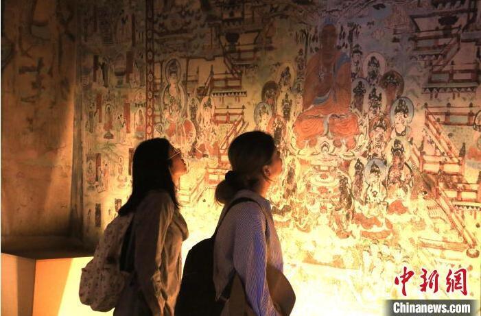 2023年8月27日，游客在甘肅省敦煌市博物館參觀文物展。張曉亮 攝(資料圖)