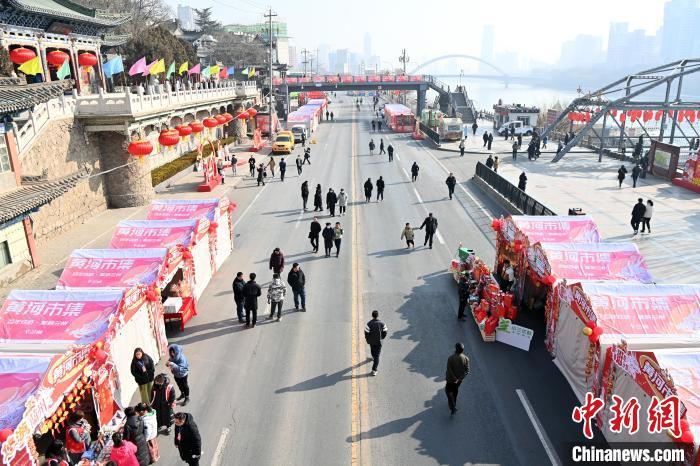 1月30日，蘭州黃河畔的年貨集市吸引顧客選購年貨。九美旦增 攝</p><p>