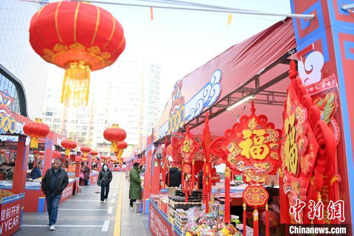 1月30日，蘭州街頭琳瑯滿目的年貨吸引顧客選購。九美旦增 攝</p><p>