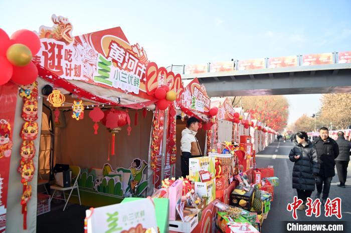 1月30日，蘭州黃河畔的年貨集市吸引顧客選購年貨。九美旦增 攝</p><p>
