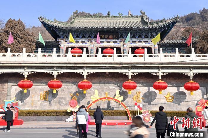 1月30日，裝扮一新的蘭州白塔山公園節(jié)日氛圍濃厚。九美旦增 攝</p><p>