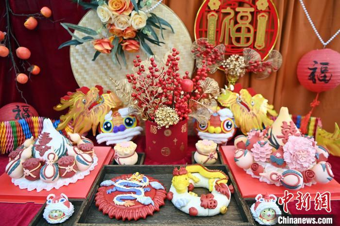 1月25日，春節(jié)臨近，蘭州一花饃店“龍”元素花饃熱銷。圖為展出的“龍”元素花饃。九美旦增 攝