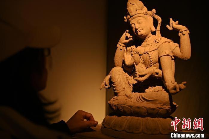 圖為季茂杰觀察自己創(chuàng)作的敦煌木雕。李亞龍 攝