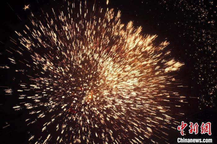 據(jù)悉，“花”與“發(fā)”諧音，取“打花打花，越打越發(fā)”之意。“打鐵花”不僅蘊含著人們祈福納祥的美好愿望，也展現(xiàn)了民間生鐵冶煉傳統(tǒng)技藝的工匠精神。侯奇志 攝