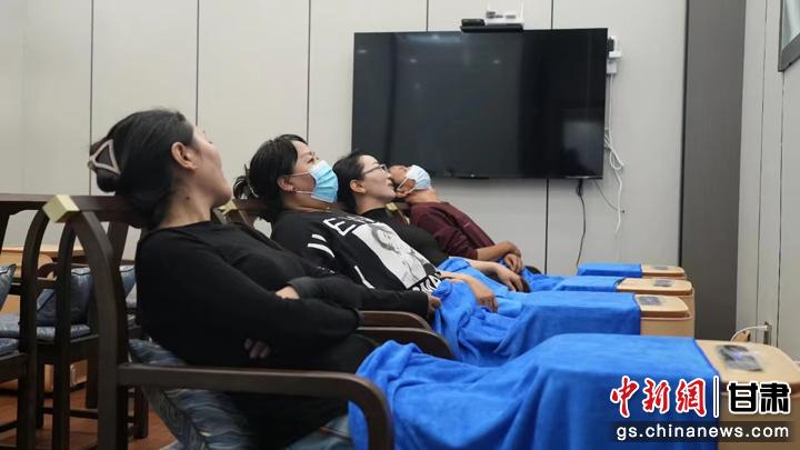 圖為當(dāng)?shù)鼐用耋w驗藏醫(yī)院診療。卓瑪草 攝