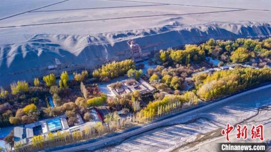 2022年11月，航拍深秋季節(jié)的莫高窟?！　⊥醣筱y 攝