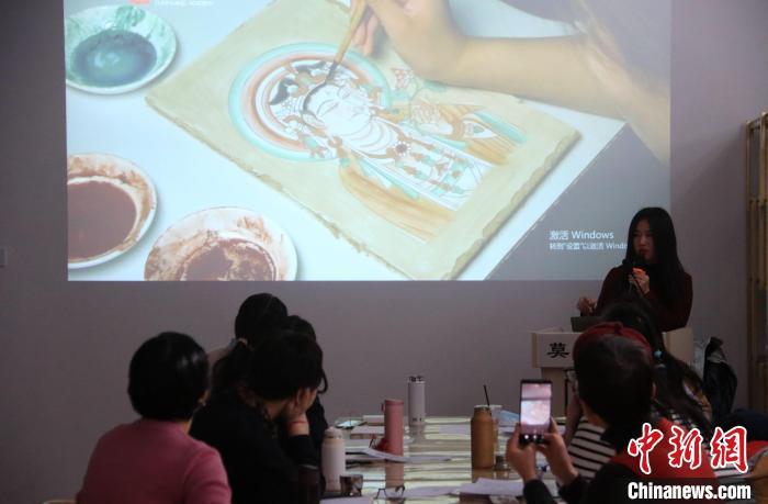 2023年2月，在敦煌研究院莫高學(xué)堂，研學(xué)導(dǎo)師給學(xué)員講授敦煌壁畫臨摹技法?！　垥粤?攝