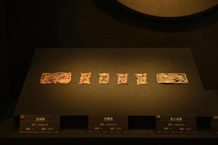 張家川縣馬家塬車(chē)輿博物館展陳的馬家塬遺址出土的金項(xiàng)飾、金腰飾、金人畫(huà)飾等。李亞龍 攝　　