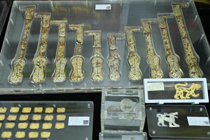 張家川馬家塬出土的金帶飾、大角羊、人形鉛俑及狼形銀車(chē)輿飾等文物。