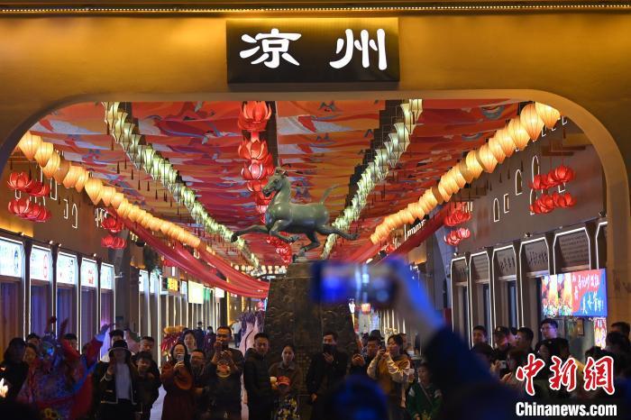 圖為游人拍攝煥然一新亮相的街區(qū)。李亞龍 攝</p>
<p>