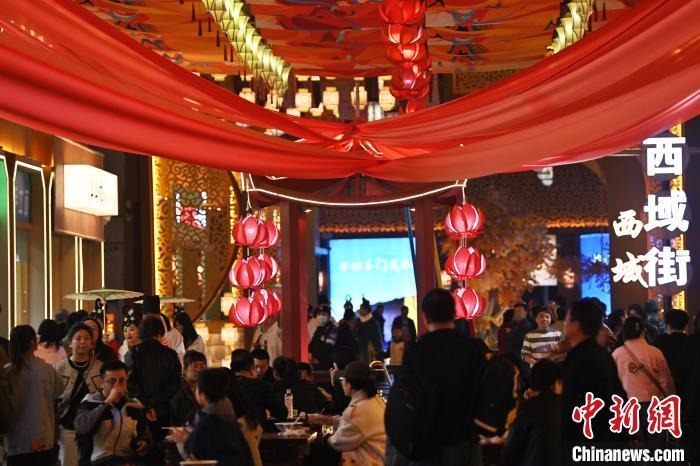 圖為街區(qū)現(xiàn)場(chǎng)游客絡(luò)繹不絕。李亞龍 攝</p>
<p>