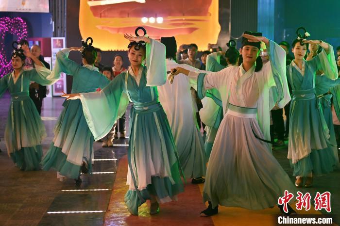 圖為工作人員進(jìn)行舞蹈表演。李亞龍 攝</p>
<p>