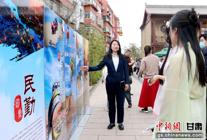 3月下旬，民勤縣在天水啟漢樓廣場(chǎng)舉行推介會(huì)，宣傳本地旅游資源和農(nóng)特優(yōu)產(chǎn)品。圖為工作人員向游客介紹民勤自然風(fēng)光、歷史文化。馬愛彬 攝
